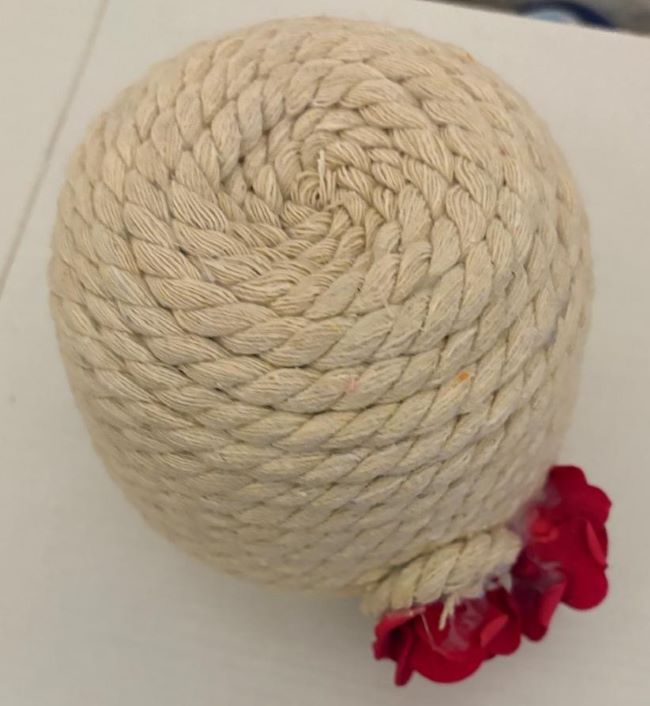 CESTITA CUERDA ALGODON Y ROSAS CON BASE  PLASTICO RECICLADO