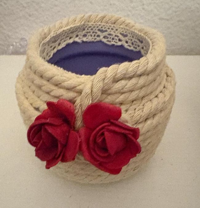CESTITA CUERDA ALGODON Y ROSAS CON BASE  PLASTICO RECICLADO