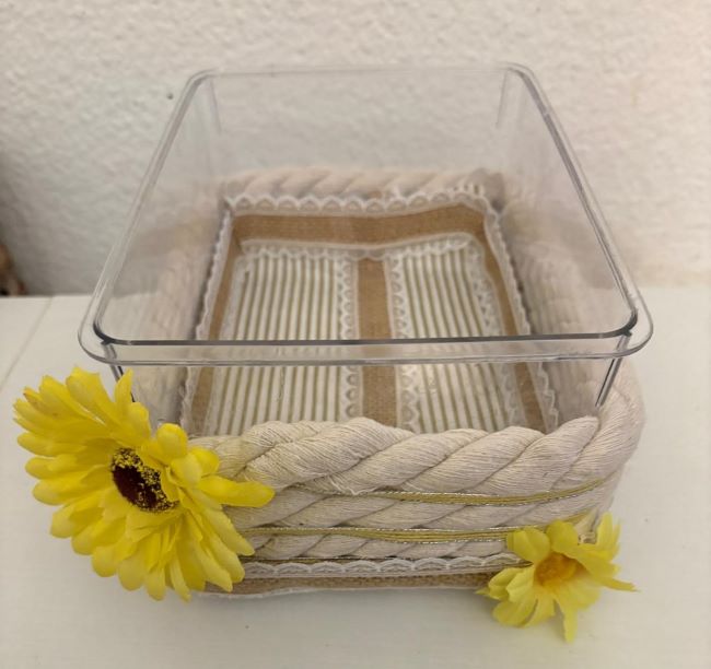 CESTA CON BASE RIGIDA DE PLASTICO CON ALGODON Y MARGARITAS