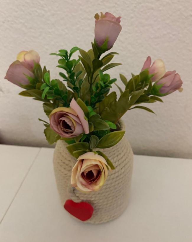 ADORNO FLORAL DETALLE CORAZON ROJO
