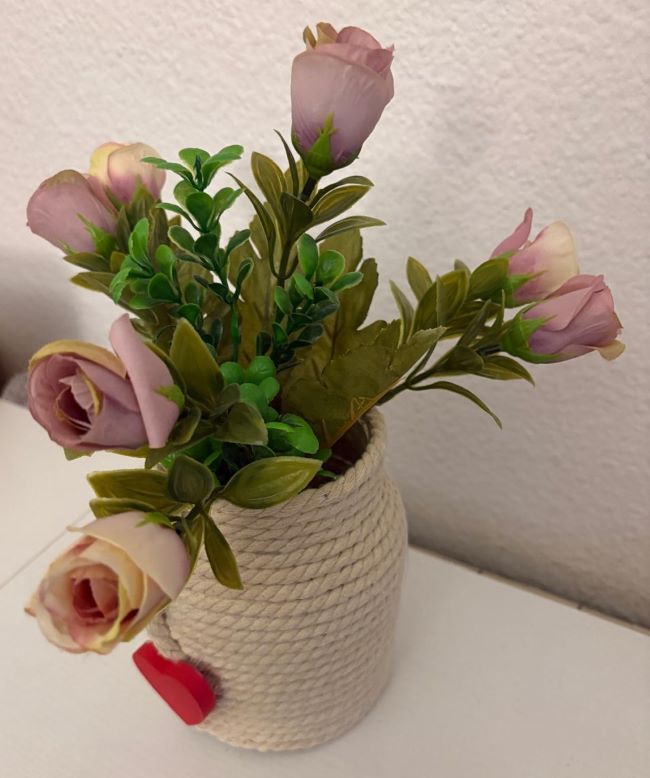 ADORNO FLORAL DETALLE CORAZON ROJO