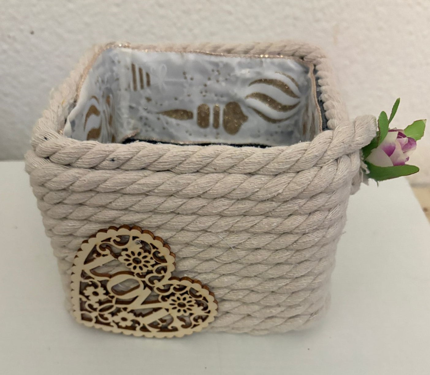 CESTA PEQUEÑA CON CUERDA ALGODON Y DETALLE DECORATIVO