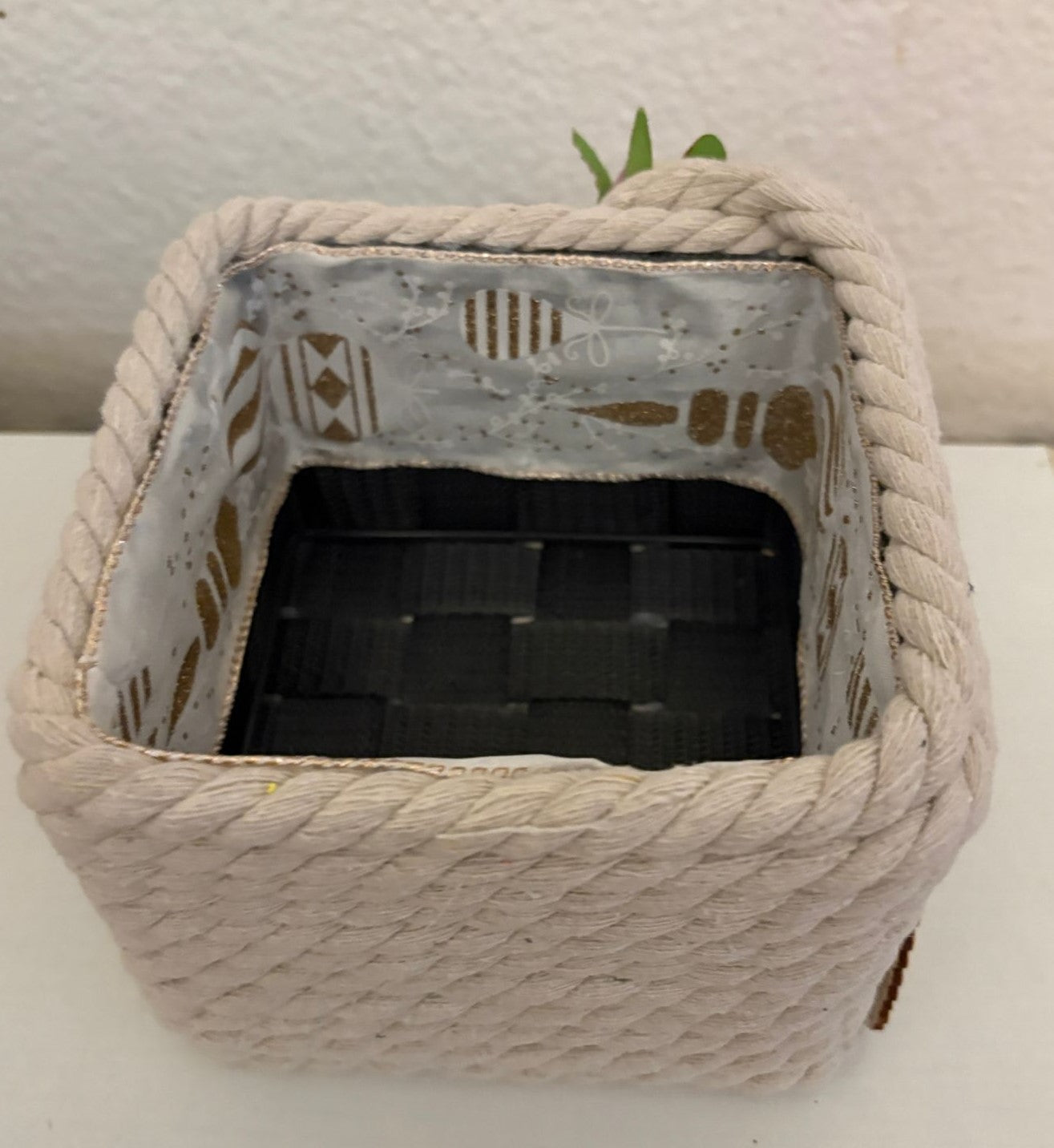 CESTA PEQUEÑA CON CUERDA ALGODON Y DETALLE DECORATIVO