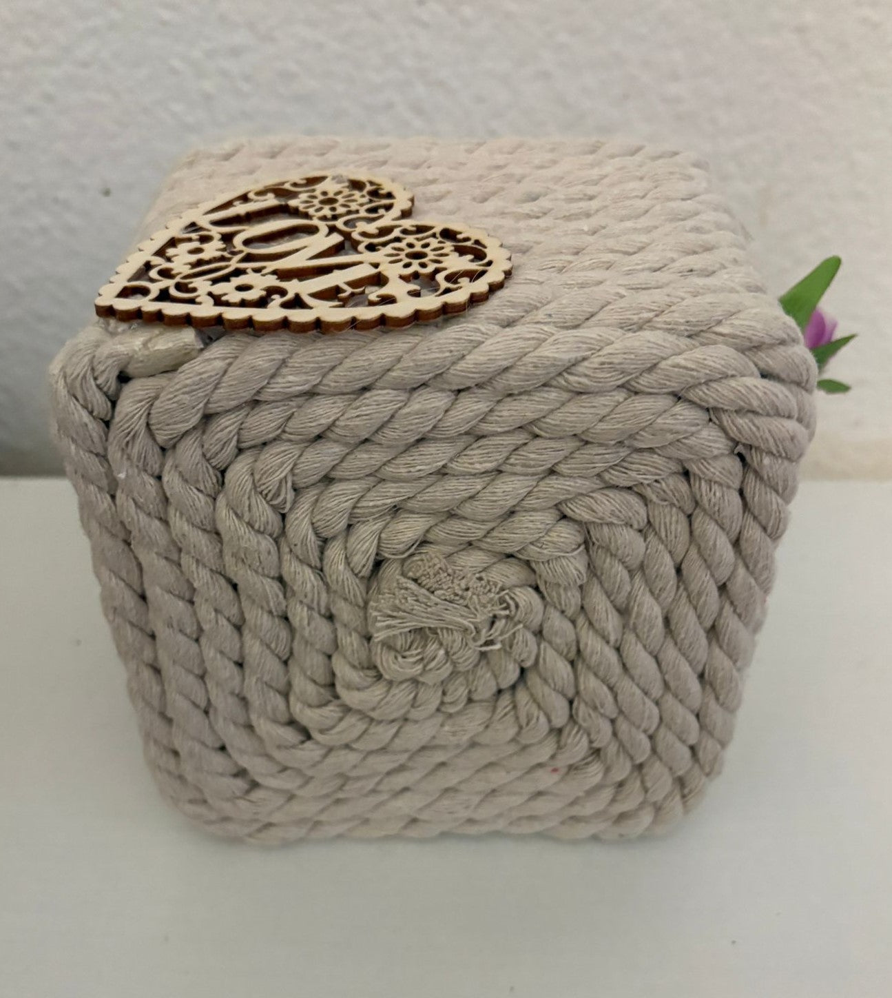 CESTA PEQUEÑA CON CUERDA ALGODON Y DETALLE DECORATIVO
