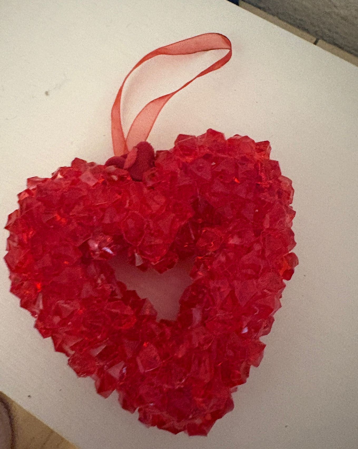 CORAZON ROJO DE PEDRERIA CON LAZO