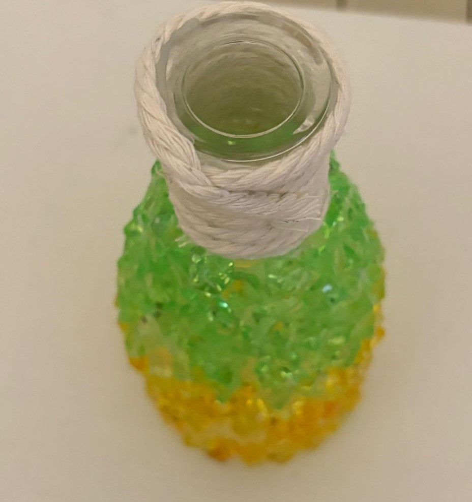 JARRON PEDRERIA VERDE Y AMARILLO Y TOQUE DE CUERDA DE ALGODON TRENZADA