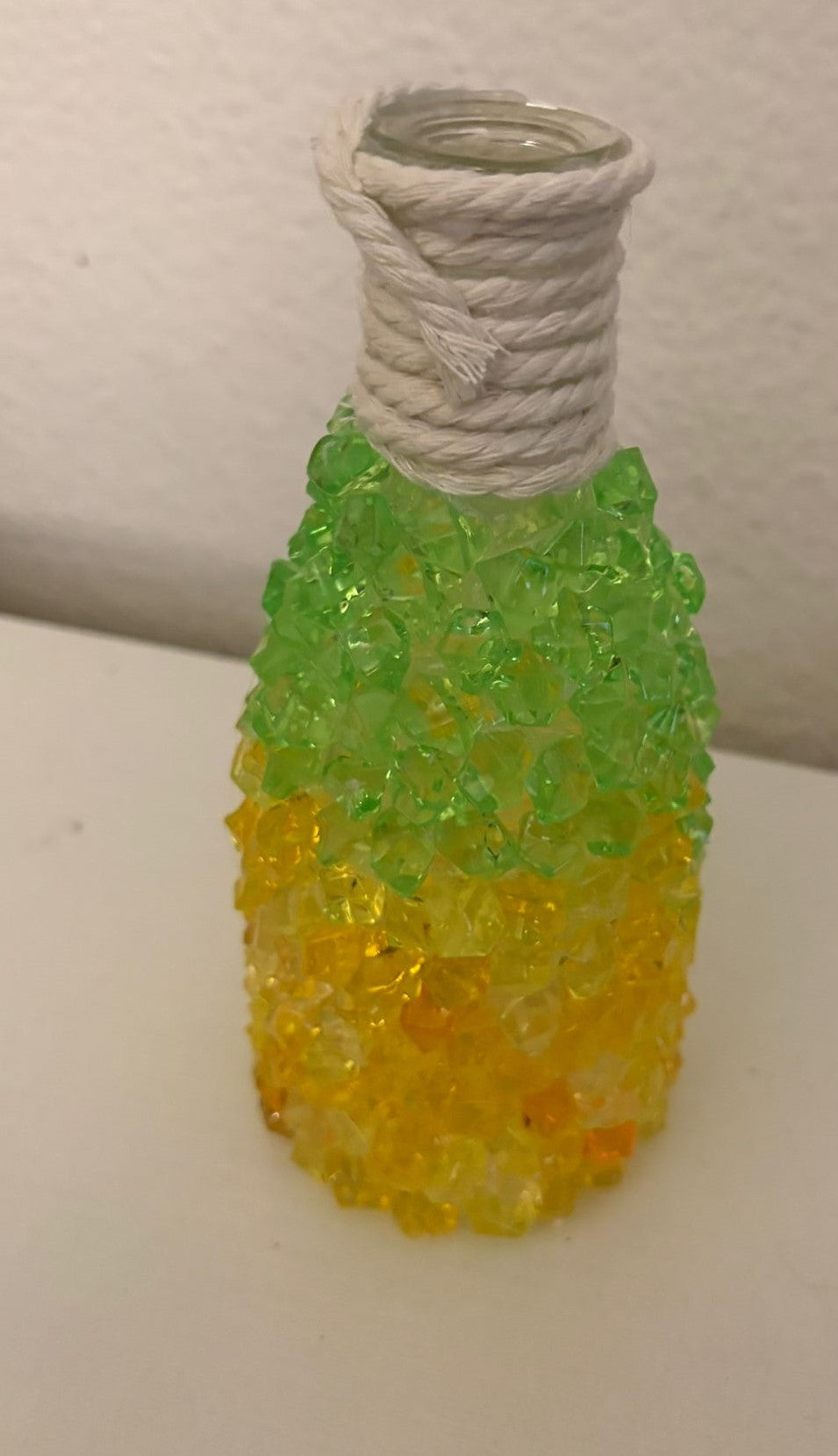 JARRON PEDRERIA VERDE Y AMARILLO Y TOQUE DE CUERDA DE ALGODON TRENZADA