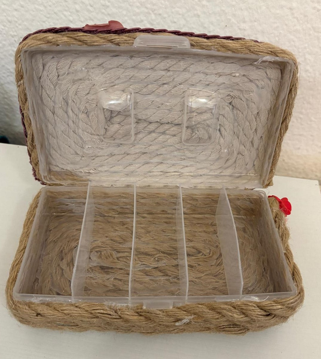 CAJA TIPO VINTAGE  ORGANIZADORA CON CUERDA ALGODON ,YUTE ,ARPILLERIA Y FLOR