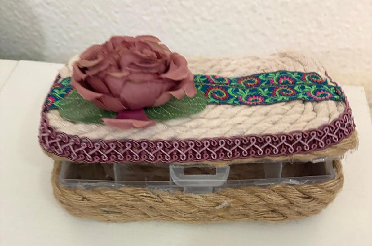CAJA TIPO VINTAGE  ORGANIZADORA CON CUERDA ALGODON ,YUTE ,ARPILLERIA Y FLOR