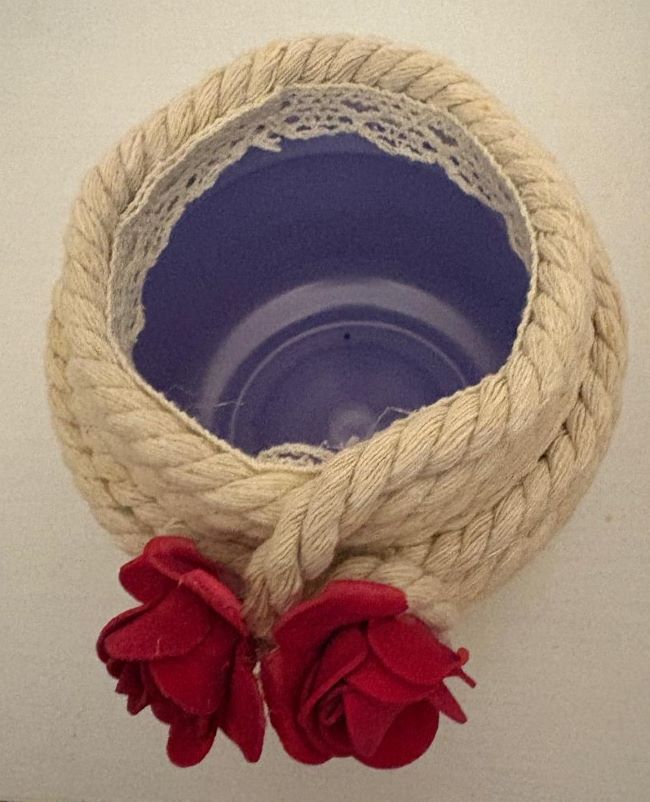 CESTITA CUERDA ALGODON Y ROSAS CON BASE  PLASTICO RECICLADO