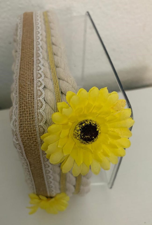 CESTA CON BASE RIGIDA DE PLASTICO CON ALGODON Y MARGARITAS
