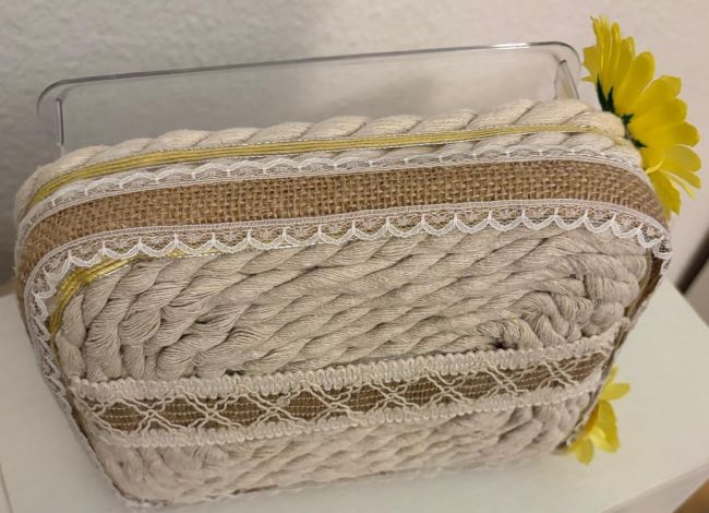 CESTA CON BASE RIGIDA DE PLASTICO CON ALGODON Y MARGARITAS