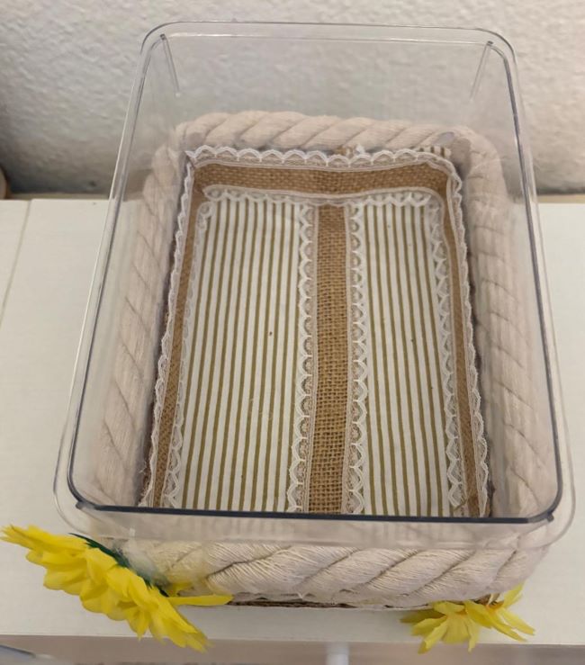 CESTA CON BASE RIGIDA DE PLASTICO CON ALGODON Y MARGARITAS