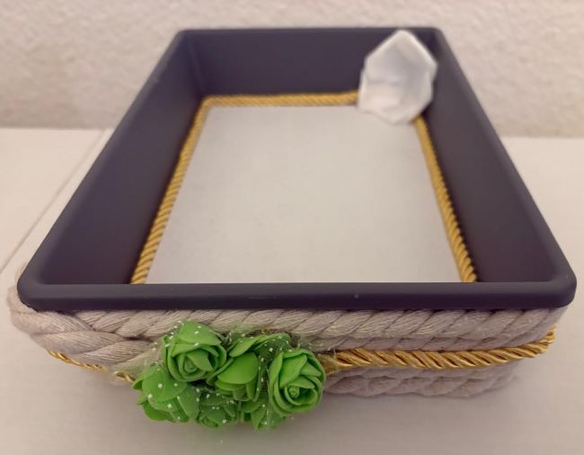 BANDEJA RIGIDA  DECORADA CON CUERDA ALGODON Y FLORES